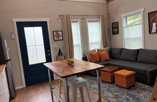 Hyde Park House | Clean, modern guesthouse located in a central Austin.