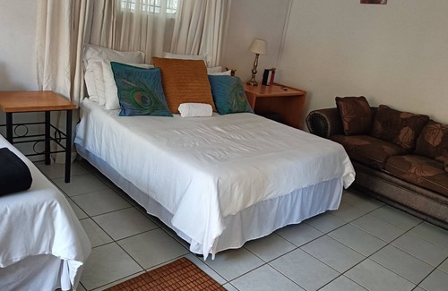 Mahikeng House | Clean Private modern and Safe