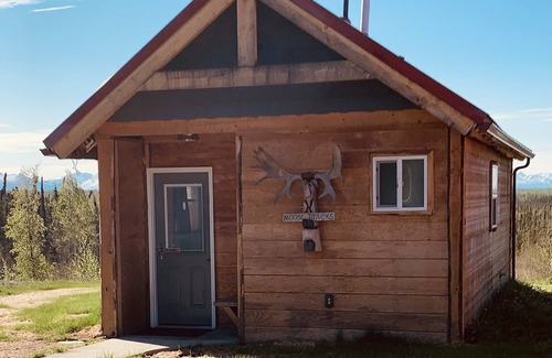 Big Lake Cabin | Clean, quiet Alaska bear-themed cabin, with an amazing mountain range view