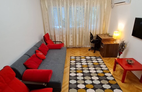 Sector 3 Apartment | Clean & Quiet Apartment with garden view, self & early check-in, late check-out!