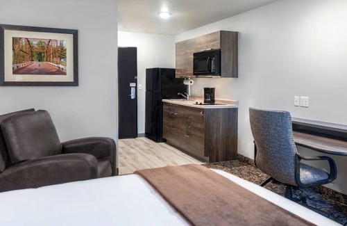 Marion Hotel | Clean Room w/Kitchenette + Recliner for Extended Comfort Near Historic Marion