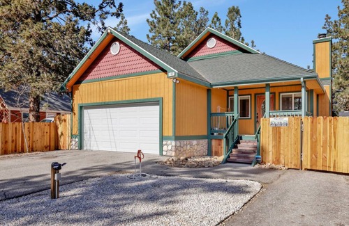Sugarloaf Ski Chalet | Clean Slate by Big Bear Vacations | Hot Tub | Pets Welcome | Fenced | Minutes To Activities