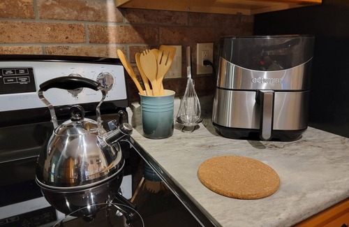 Oxford House | Clean & Spacious Cottage – Close to Campus!