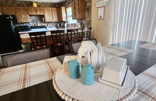 Theodosia Cabin | Clean, Spacious, Cozy Cabin, Less than 1/2 to Marina, Sleeps 8, Cell Service