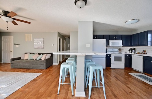 Wayne House | Clean Spacious Home | 3 Bedrooms | Close to Airport