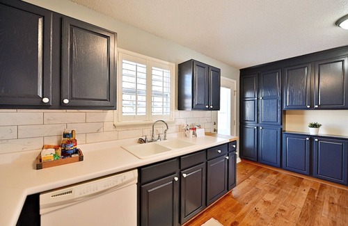 Wayne House | Clean Spacious Home | 3 Bedrooms | Close to Airport