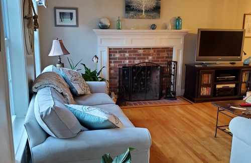Leominster House | Clean, spacious house in quiet area close to highway access