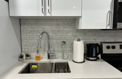 Leduc County House | Clean Stylish Cozy Suite with 2 Beds and Fast Wifi - 14mins to YEG