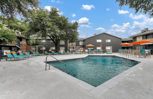 Central Arlington Apartment | Clean | Stylish | Parking | Pool near the AT&T Stadium