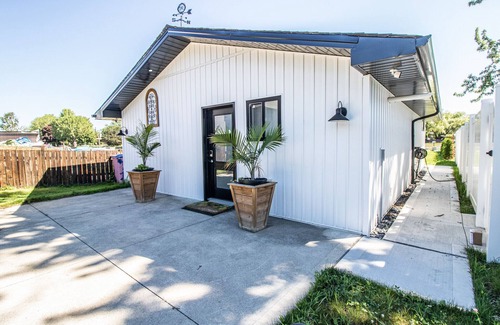 Lakeshore House | Clean two bedroom home on the water