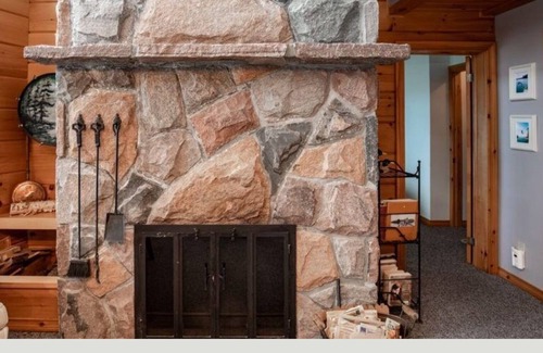 Carling Cabin | Clean water, smooth granite and towering pines!