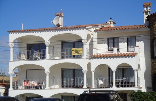 Empuriabrava Apartment | Clean, well-kept apartment on the beach, wifi, air conditioning. Ground floor, up to 4 persons
