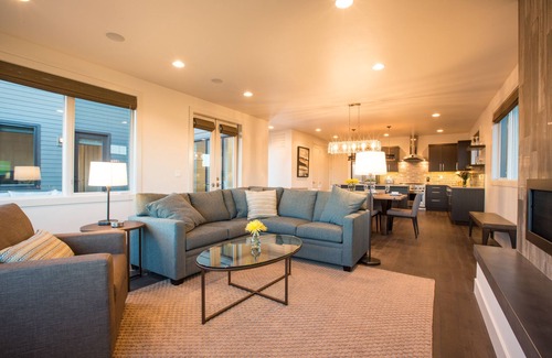 Bend House | Clear ☀ Bend days ~ 24-hr staff ~ great for large families ~ resort pool ~ W/D ~