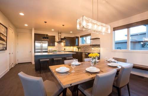 Bend House | Clear ☀ Bend days ~ 24-hr staff ~ great for large families ~ resort pool ~ W/D ~