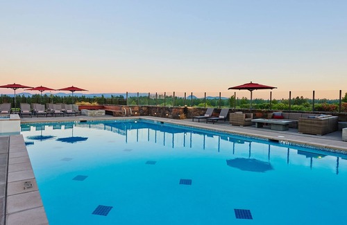 Bend House | Clear ☀ Bend days ~ 24-hr staff ~ great for large families ~ resort pool ~ W/D ~