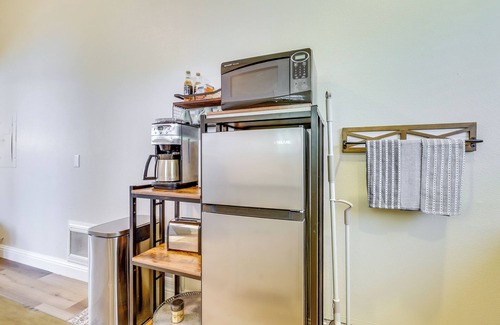 Clear Lake Apartment | Clear Lake Getaway w/Dock Access & Shared Yard!