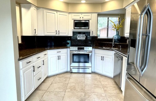 Walden on Lake Conroe House | Clemens' Cottage - Lakefront Bungalow on Lake Conroe w/Private Dock & Boat Slip