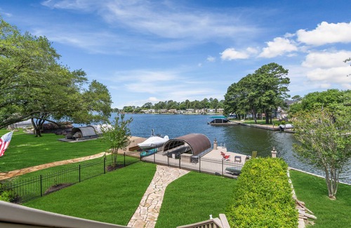 Walden on Lake Conroe House | Clemens' Cottage - Lakefront Bungalow on Lake Conroe w/Private Dock & Boat Slip