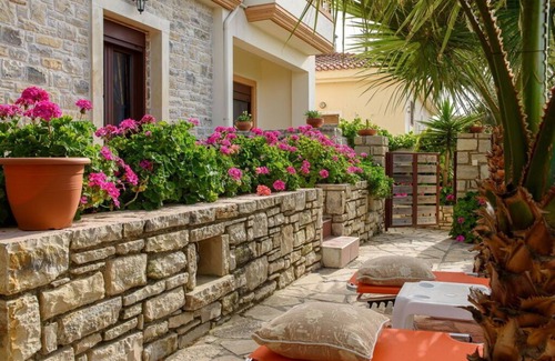 Pitsidia House | Cleopatra Stonehouse