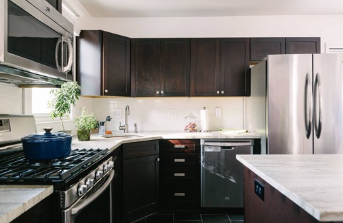 Tremont House | Cleveland 3 Bedroom Home in Walkable Tremont with Ground Floor Bedrooms