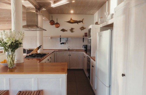 Opua Cabin | Cliff Edge by the Sea