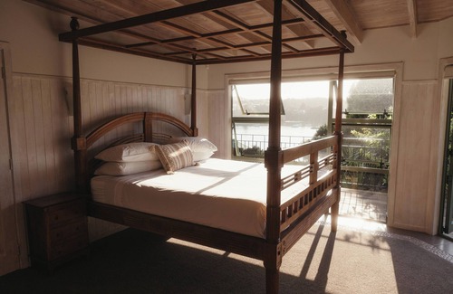 Opua Cabin | Cliff Edge by the Sea