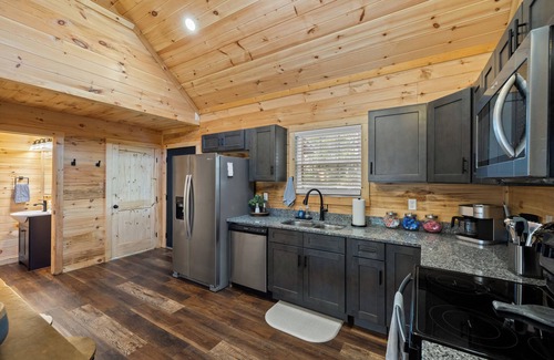 Rogers Cabin | Cliff Haven at Red River Gorge 2-bedroom cabin with WiFi, AC, Hot Tub, Pool