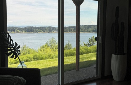 Bremerton House | Cliff house with 5 king bedrooms, Sauna, and 2 Hot Tubs!