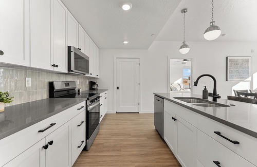 St. George Condo | Cliff Side Retreat: Resort Indoor/Outdoor Pool, Basketball + Pickleball