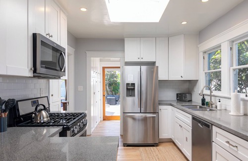 Village of La Jolla House | Cliff View by AvantStay | Hot Tub + Fire Pit | 1 block from Downtown La Jolla