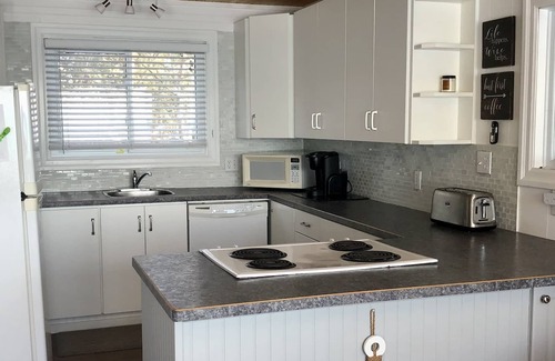 Dashwood Cottage | Cliffhaven Cottage-Lake Front with beach