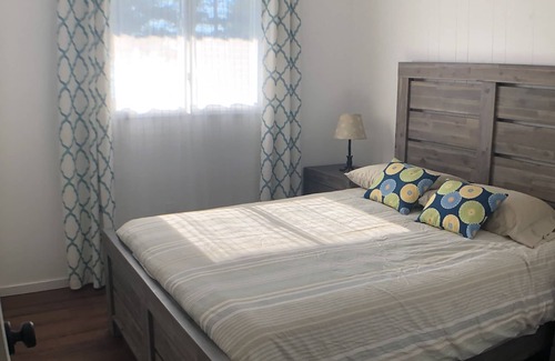 Dashwood Cottage | Cliffhaven Cottage-Lake Front with beach