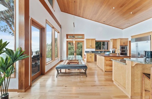 Big Sur House | Cliffside Luxury Retreat: Panoramic Views + Outdoor Copper Tub + Sauna