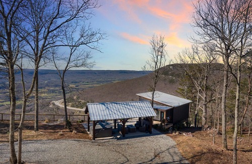 Dunlap House | Cliffside Tiny Home w/Panoramic Views & Hot Tub!