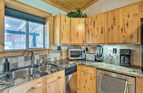 Clifton Cabin | Clifton Retreat w/Breathtaking Mt Backdrop!