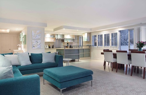 Clifton Apartment | Clifton Views - Elegant Apt with pool & sea views
