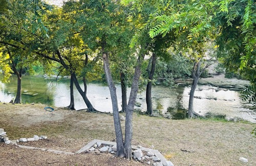 Belton House | Clink on the Creek- Creekside DT Belton- Pet Friendly