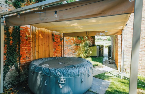 Taplow Cottage | Cliveden Stud Cottage w/HotTub near Cliveden Trust on Ex-Racing Horse Grounds