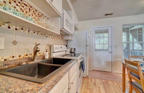 North Camellia Acres Apartment | Close 2 East Beach, EOV, King Bed, Top Floor