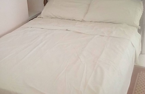Charlotte Apartment | Close by: beach, airport, taxi, supermarkets, ATM, bus routes. Single or couple.