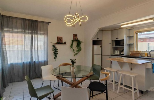 Dallas House | Close to Airport, Walk to Train