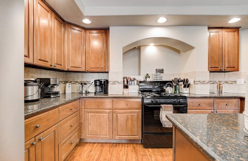 Enterprise House | Close to Airport, Stadium, and Strip. Villa with Amazing Pool and BBQ/Bar Area