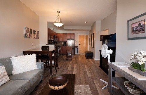 Victoria Condo | Close to Amenities/Wifi/High Cleaning Standards/Secure Parking