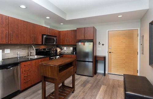 Victoria Condo | Close to Amenities/Wifi/High Cleaning Standards/Secure Parking