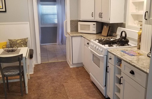 Tarpon Springs Apartment | Close to Beach and Tarpon Springs Sponge Docks. Cottage on Spring Bayou