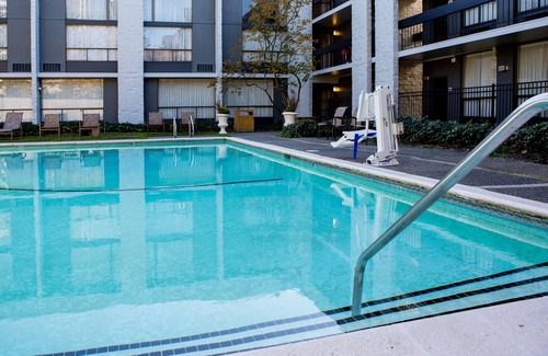 Wilburton Hotel | Close to Best Coffee Shops Perfect for Your Relaxing Stay! Onsite Parking, Pool