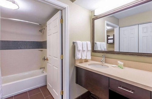 Highlands - Perkins Hotel | Close to BREC's Baton Rouge Zoo! W/Private Kitchen! Free Parking, Pool Onsite!