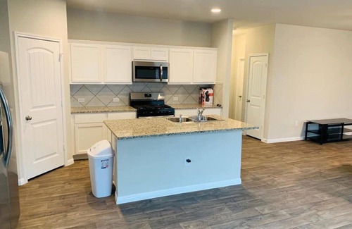 McNeil House | Close to downtown 14mint Airport 15 minute and south