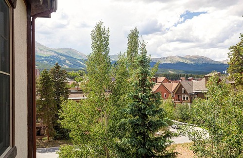 Warrior's Mark Condo | Close to downtown Breckenridge, vaulted ceilings, walk to mountain, hot tubs!