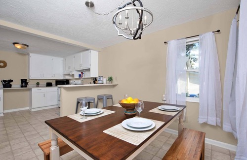 Terry Sanford House | Close to Downtown & Fort Bragg- The Precious Pearl